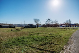 808 E 3rd St, Bonham, TX 75418