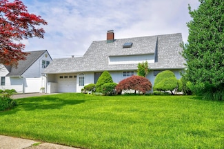 6 Wafer Ln, Wantagh, NY 11793