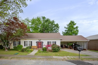 208 Retreat St, Westminster, SC 29693