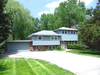 25W264 Highview Dr, Naperville, IL 60563