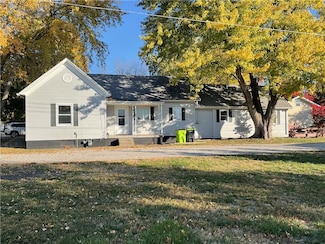 405 S Shelby St, Moweaqua, IL 62550