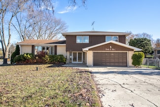 1205 Laurel Ln, Schaumburg, IL 60193