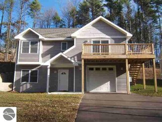 183 S West St, Northport, MI 49670