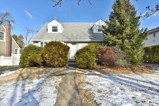 4 Kemp Ln, New Hyde Park, NY 11040