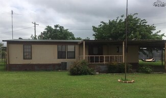 406 1st St, Electra, TX 76360
