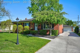2751 Chesterfield Dr, Troy, MI 48083