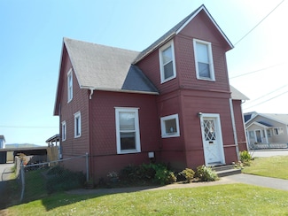 909 9th St, Crescent City, CA 95531