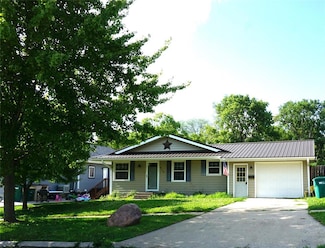 609 E Filmore St, Winterset, IA 50273