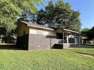 613 N Main St, Gladewater, TX 75647