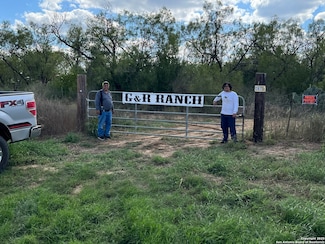 3287 Cr 349, Charlotte, TX 78011