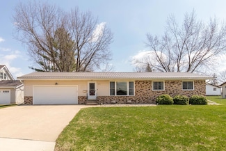 403 Lakeside Dr, Fairbank, IA 50629