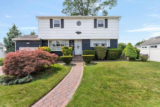 328 Oconnor Rd, North Babylon, NY 11703