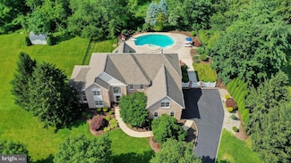 24 Montfort Dr, Belle Mead, NJ 08502