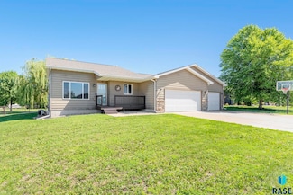 1000 Greyhawk Cir, Harrisburg, SD 57032