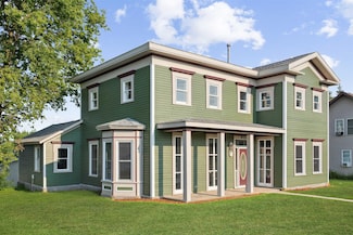 611 3rd St NE, Independence, IA 50644