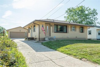 2705 E 40th Ct, Des Moines, IA 50317