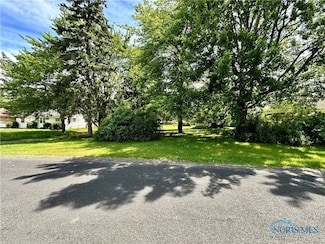 5036 & 5040 Winona Dr, Toledo, OH 43613