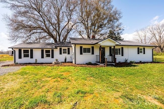 1993 Moss Farm Rd, Hickory, NC 28602