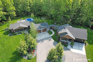 6535 Clearbrook Dr, Saugatuck, MI 49453