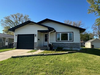 616 E Green St, Winterset, IA 50273