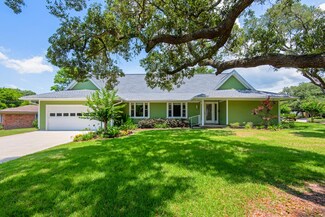 131 Country Club Rd, Shalimar, FL 32579