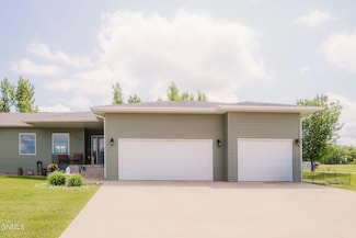 1521 10th St SW, Jamestown, ND 58401