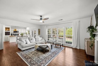 7012 Ravencrest Dr, Charlotte, NC 28269
