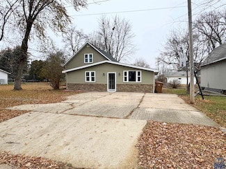 136 Cedar St, Newell, IA 50568