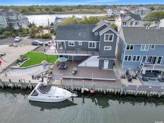 998 Pacific St, Lindenhurst, NY 11757