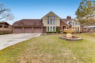 688 Camelot Dr, Burr Ridge, IL 60527