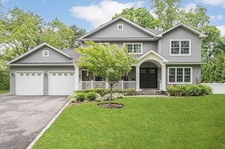 300 Locust Ln, Roslyn Heights, NY 11577
