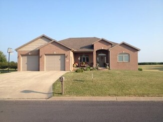 1005 W High St, Roanoke, IL 61561