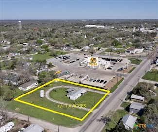 806 S Esplanade St, Cuero, TX 77954