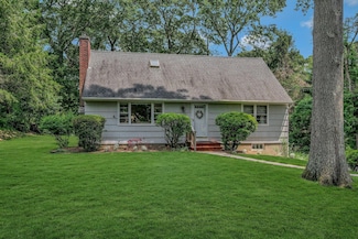 39 Dartmouth Rd, Shoreham, NY 11786