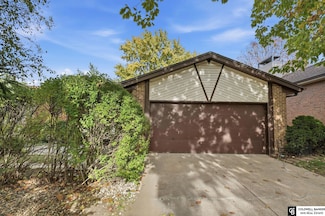 7106 Shamrock Rd, Lincoln, NE 68506