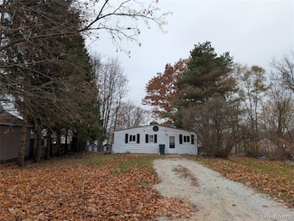 222 Oglethorpe Dr, Lapeer, MI 48446