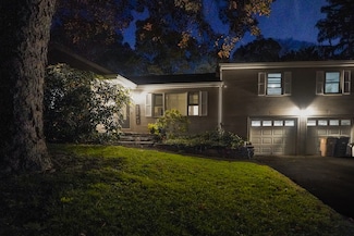 124 Wyndover Ln, Stamford, CT 06902