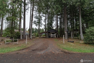 51 Robin Ln, Moclips, WA 98571