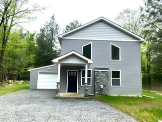 1073 W Side Dr, Newfoundland, PA 18445