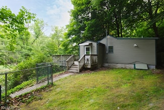 78 Riverside Rd, Hewitt, NJ 07421