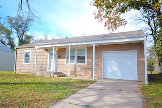17 Sunset Dr, Hutchinson, KS 67502