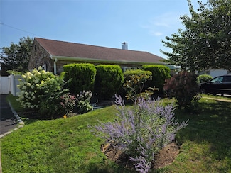 8 Reading Ln, Bethpage, NY 11714
