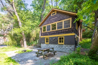 220 Roskin Rd, Chesterton, IN 46304