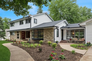 124 Paisley Ln, Golden Valley, MN 55422