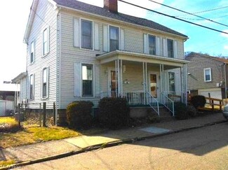 709 Seabrights Ln, Martins Ferry, OH 43935