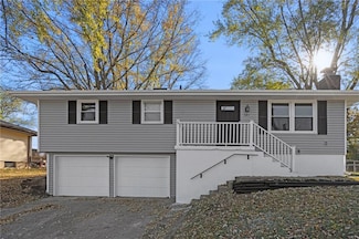 121 SW 21st St, Oak Grove, MO 64075