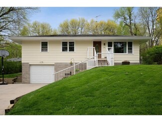 700 Valley Dr, Carlisle, IA 50047