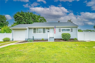 51 Franklin St, Brentwood, NY 11717