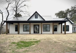 747 N Getty St, Uvalde, TX 78801