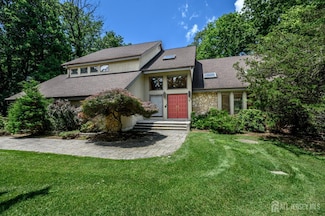 2 Malibu Dr, Sparta, NJ 07871